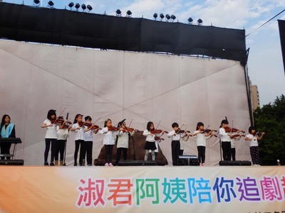 1080427弦樂團及合唱團至林口運動公園擔綱紙風車劇團開場演出
