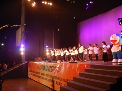 1080427弦樂團及合唱團至林口運動公園擔綱紙風車劇團開場演出